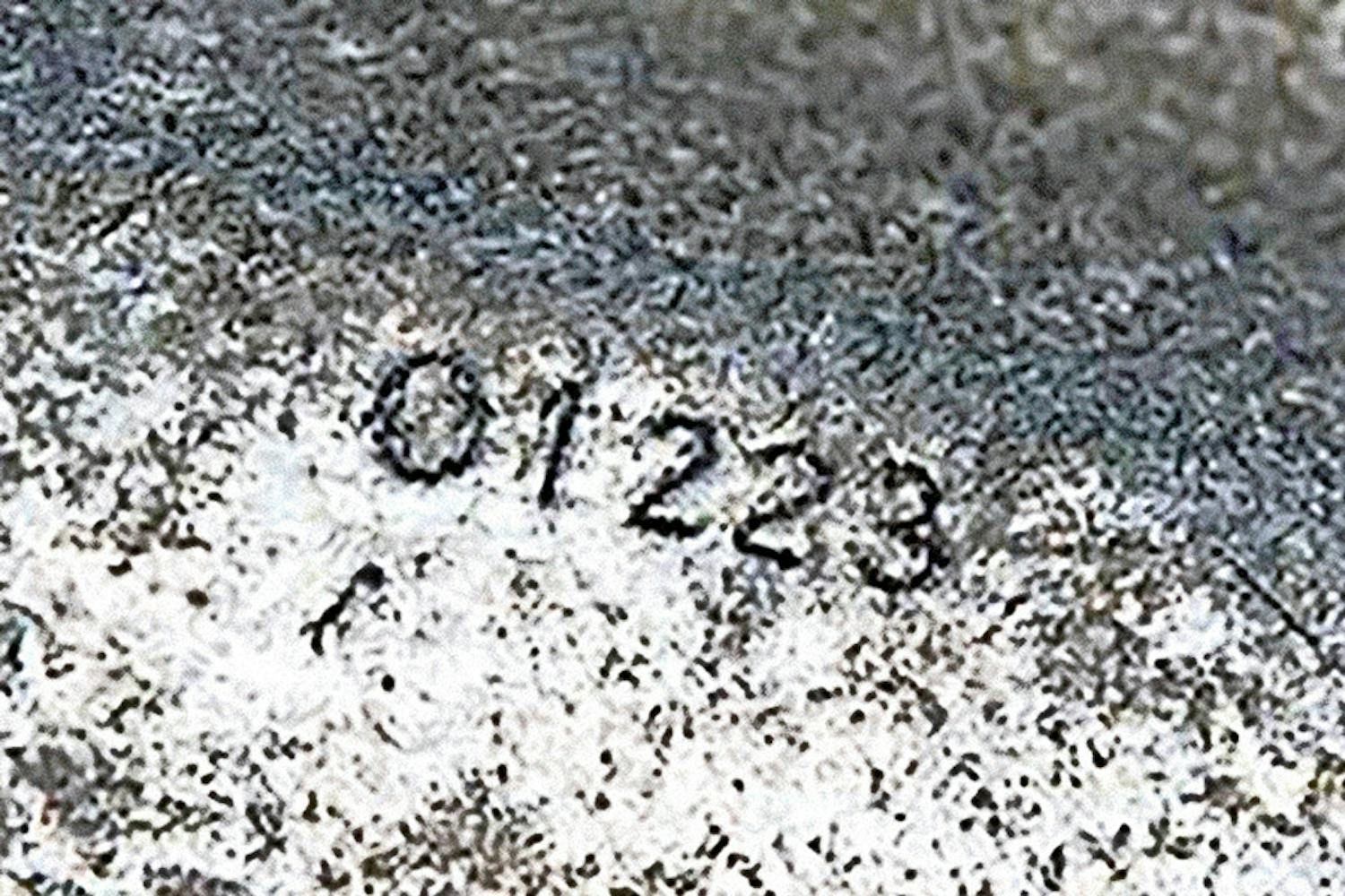 På den här takpannan finns det fem siffror. Den första är 0, vilket indikerar att det finns asbest i pannan. På den här takpannan finns det fem siffror. Den första är 0, vilket indikerar att det finns asbest i pannan.